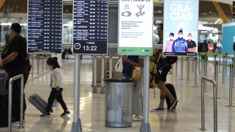 ep pasajeros cerca de paneles informativos en la terminal t4 del aeropuerto adolfo suarez ep pasajeros cerca de paneles informativos en la terminal t4 del aeropuerto adolfo suarez