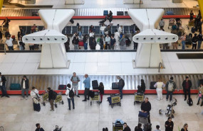 ep pasajeros recogen sus maletas en barajas