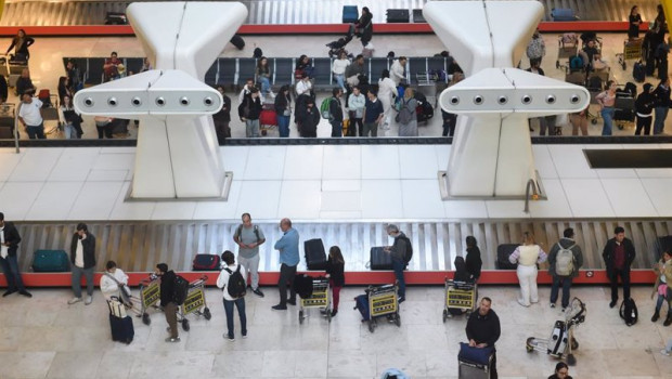 ep pasajeros recogen sus maletas en barajas