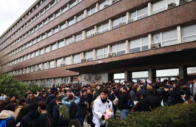 ep personas esperando para el examen del mir en la facultad de fisica de la ub