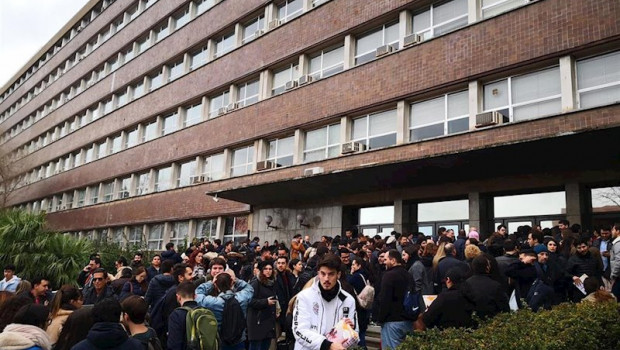 ep personas esperando para el examen del mir en la facultad de fisica de la ub