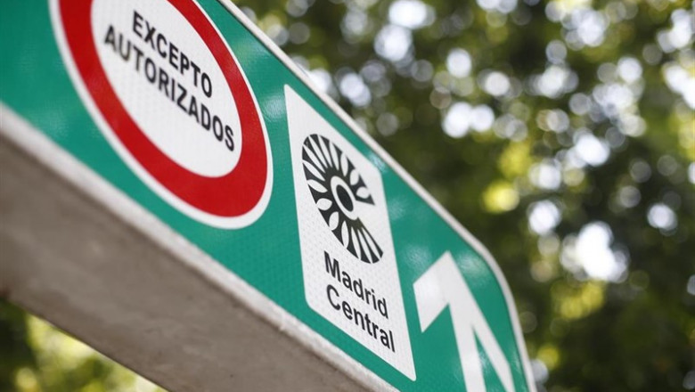 Señal con símbolo de prohibido aparcar al lado del distintivo de Madrid Central. | Eduardo Parra - Europa Press ep senalsimboloprohibido aparcarladodistintivomadrid central