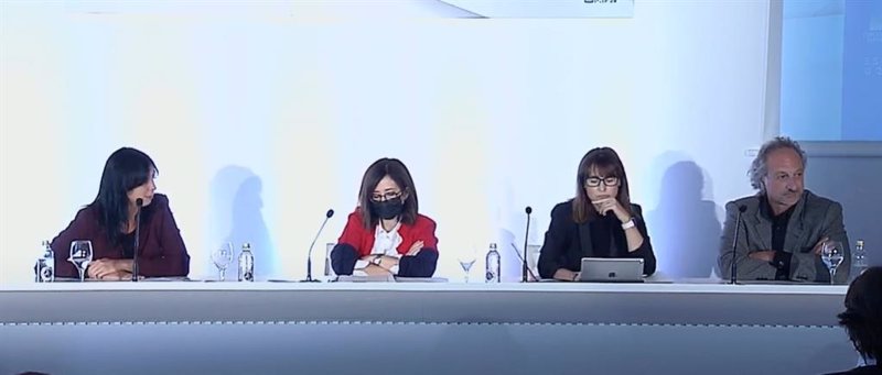 Tercera mesa de la jornada 'El Futuro del Envejecimiento' con la directora de Estudios Sociales de FUNCAS, Elisa Chuliá; la secretaria de Política Institucional de UGT, Cristina Estévez Navarro; y el profesor de la Universidad de Barcelona, Diego Valero | CAPTURA (YOUTUBE) ep tercera mesa de la jornada el futuro del envejecimiento con la directora de estudios sociales de