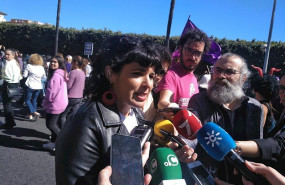 ep teresa rodriguez atiende a la prensa en la manifestacion del 8m en cdiz