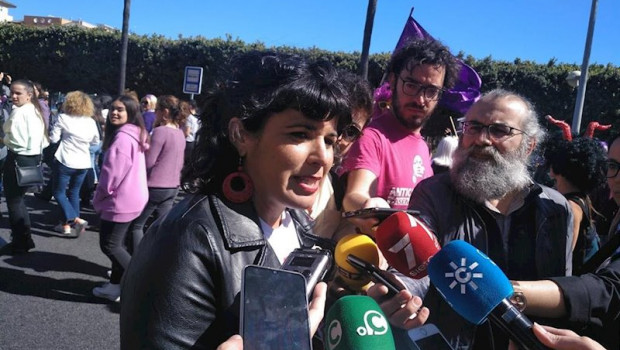 ep teresa rodriguez atiende a la prensa en la manifestacion del 8m en cdiz