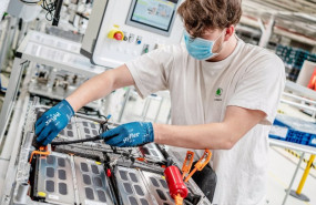 ep trabajador de skoda en la produccion de baterias electricas