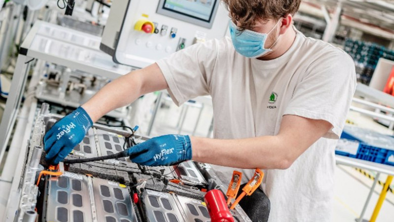 Trabajador de Skoda en la producción de baterías eléctricas. | Skoda ep trabajador de skoda en la produccion de baterias electricas