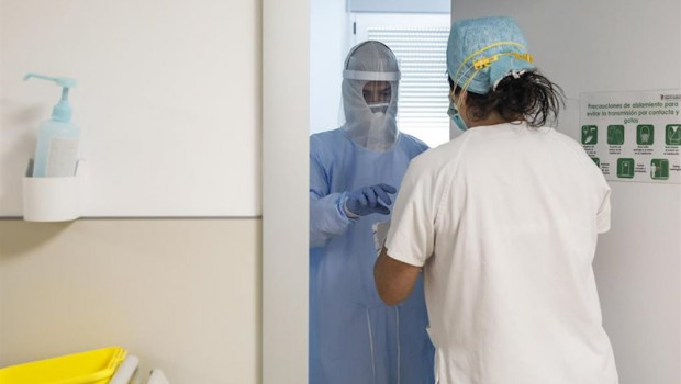 ep trabajadores sanitarios entran en la habitacion de un paciente negativo de covid-19 en el
