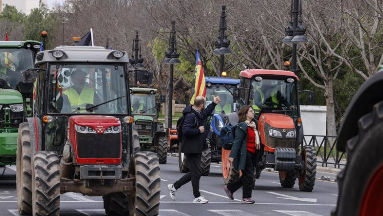 Tractorada en València contra las políticas agrarias de la UE | ROBER SOLSONA/EUROPA PRESS ep tractorada en valncia contra las politicas agrarias de la ue