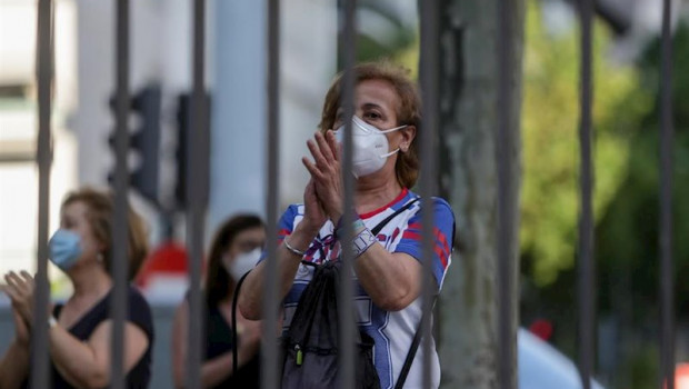 ep transeuntes aplauden en la puerta del hospital fundacion jimenez diaz cuando en la fase 1 de la