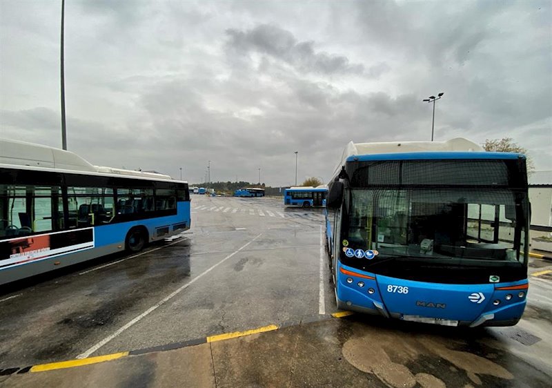 ep un autobus de la emt sale de una de las cocheras de transporte municipal de madrid