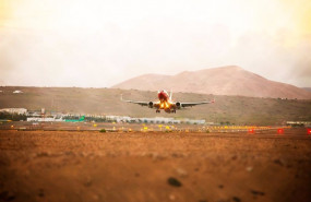 ep un avion aterriza en un aeropuerto de canarias