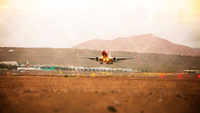 ep un avion aterriza en un aeropuerto de canarias ep un avion aterriza en un aeropuerto de canarias