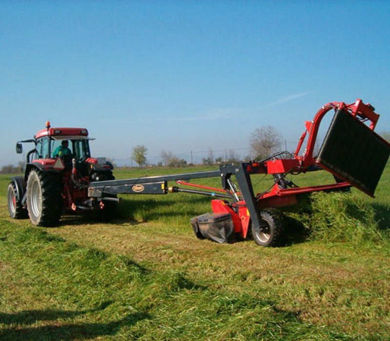 ep un tractor trabaja con maquinaria agricola en el campo