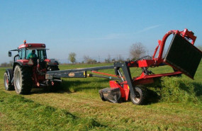 ep un tractor trabaja con maquinaria agricola en el campo ep un tractor trabaja con maquinaria agricola en el campo