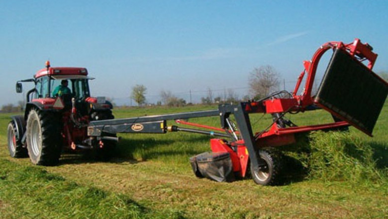 ep un tractor trabaja con maquinaria agricola en el campo ep un tractor trabaja con maquinaria agricola en el campo