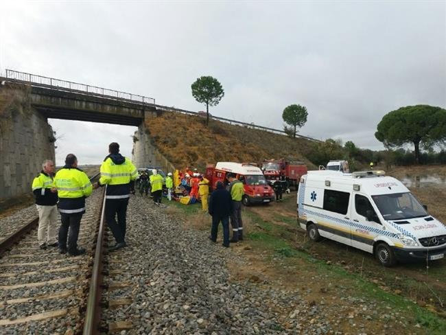 Un tres descarrila en Arahal (Sevilla) y deja 21 heridos | EUROPA PRESS/112 ep un tres descarrilaarahal sevilla y deja 21 heridos
