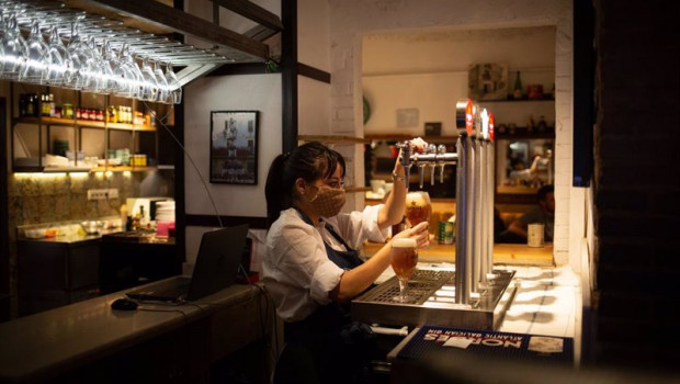 ep una camarera sirve una cerveza en el interior de un bar