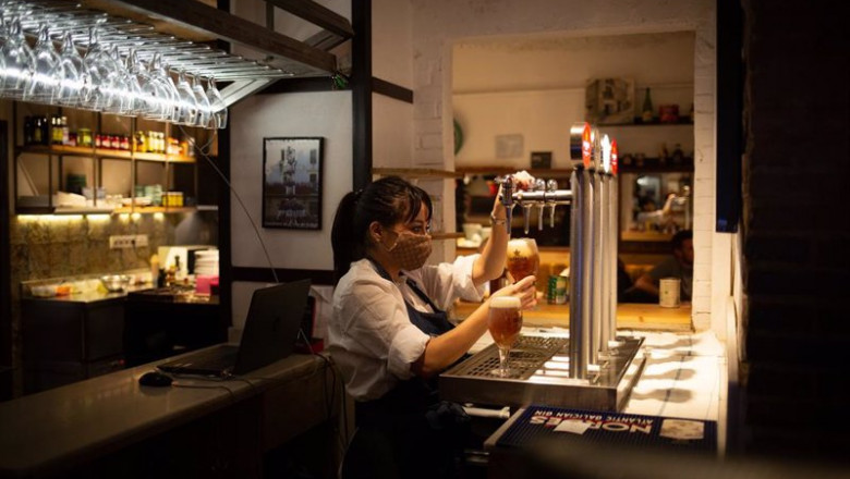 Una camarera sirve una cerveza en el interior de un bar | David Zorrakino - Europa Press ep una camarera sirve una cerveza en el interior de un bar