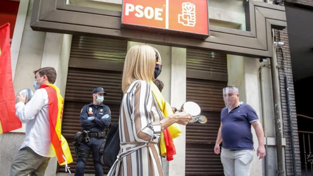 ep una mujer toca una cacerola durante el cuarto dia de protestas por la gestion del gobierno en la