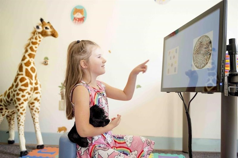 ep una nina con un juego de habilidad matematica