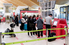 ep varias personas en las maquinas de la t4 del aeropuerto adolfo suarez madrid barajas durante el