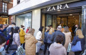 ep varias personas entran en una tienda de ropa durante el primer dia de las rebajas a 7 de enero de
