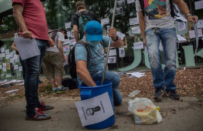 ep varios trabajadores de nissan cuelgan carteles como signo de protesta por el cierre de las