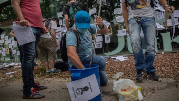 ep varios trabajadores de nissan cuelgan carteles como signo de protesta por el cierre de las