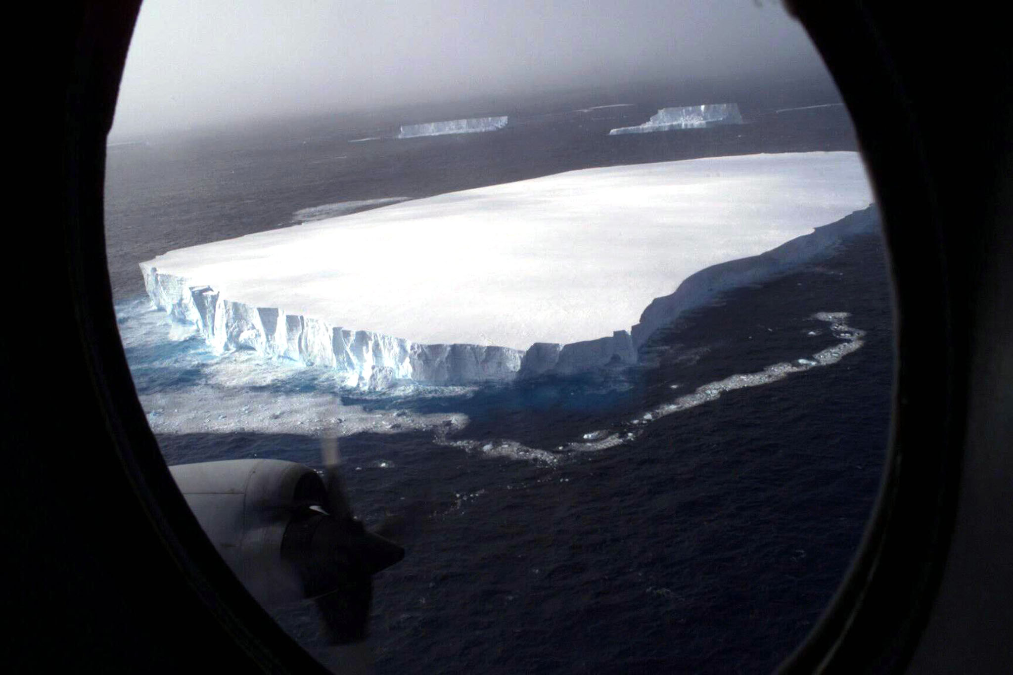 iceberg-geant-ocean-antarctique-banquise-glacier-fonte-des-glaces-rechauffement-climatique-chili-terre-de-feu-cap-horn-pole-sud
