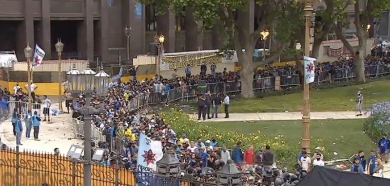 La pandemia no detiene a miles de hinchas que despiden a Maradona en la Casa Rosada