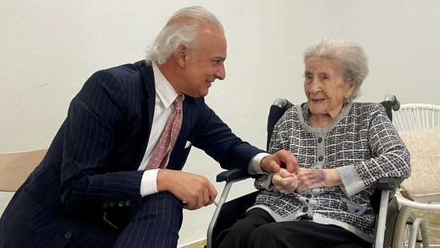 crescencia galn de 111 aos con el doctor manuel de la pea 