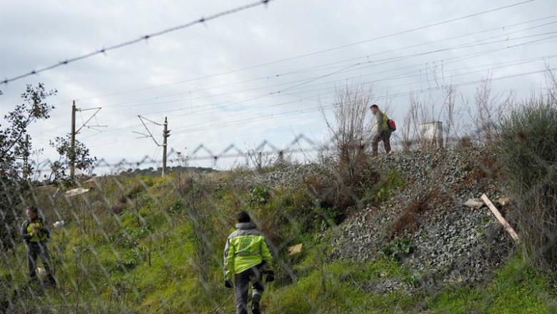 ep agentes del crea durante la busqueda para localizar a dos personas que viajaban en los trenes