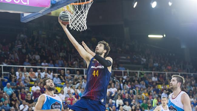 Ante Tomic anota una canasta en el FC Barcelona Lassa-Monbus Obradoiro | ACB PHOTO/V. SALGADO ep ante tomic anotacanastafc barcelona lassa-monbus obradoiro