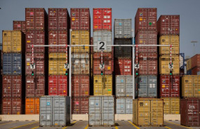 ep archivo   contenedores de mercancias en el muelle de descarga del puerto de barcelona en cataluna