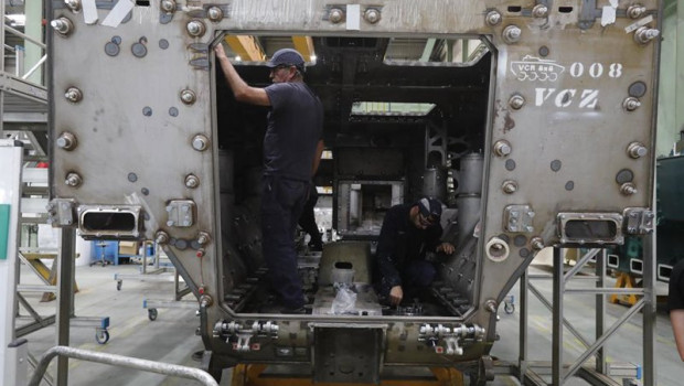 ep archivo   dos operarios trabajando en una fabrica
