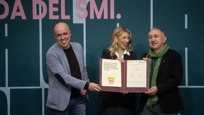 Archivo - La vicepresidenta segunda y ministra de Trabajo y Economía Social, Yolanda Díaz, el secretario general de CCOO, Unai Sordo, y el secretario general de UGT, Pepe Álvarez, durante la firma del acuerdo de subida del SMI para 2025 | Alejandro Martínez Vélez - Europa Press - Archivo ep archivo la vicepresidenta segunda y ministra de trabajo y economia social yolanda diaz el