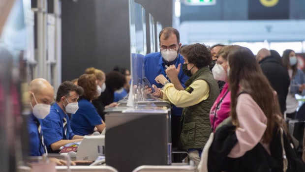 ep archivo   pasajeros esperan para facturar su maleta en la t4 del aeropuerto madrid barajas