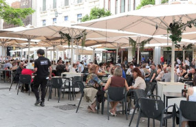 ep archivo terraza de bar abarrotada de gente en zaragoza ep archivo terraza de bar abarrotada de gente en zaragoza
