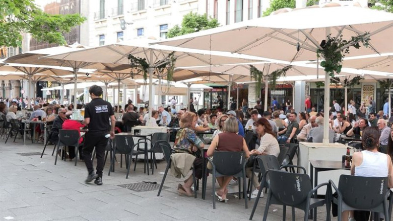 Archivo - Terraza de bar abarrotada de gente en Zaragoza | EUROPA PRESS - Archivo ep archivo terraza de bar abarrotada de gente en zaragoza