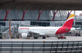 ep archivo   un avion de iberia en una de las pistas del aeropuerto de adolfo suarez