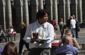 ep archivo   un trabajador extranjero en una terraza