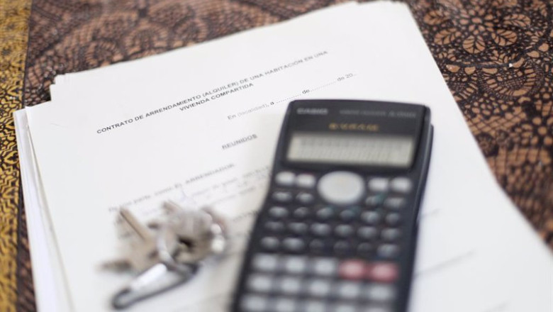 ep archivo una calculadora y unas llaves sobre un contrato de arrendamiento alquiler de una ep archivo una calculadora y unas llaves sobre un contrato de arrendamiento alquiler de una