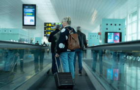 ep archivo   una mujer camina con su maleta en una cita en un aeropuerto