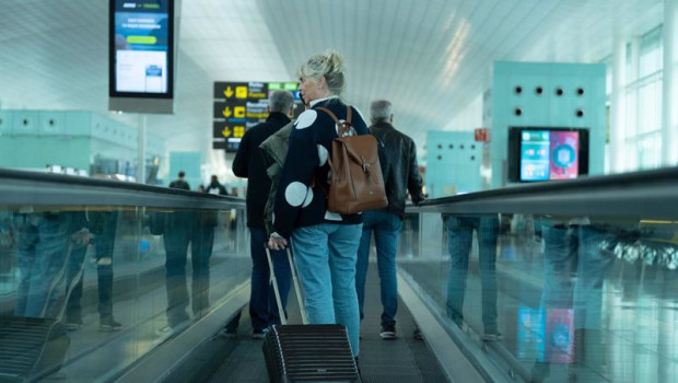 ep archivo   una mujer camina con su maleta en una cita en un aeropuerto