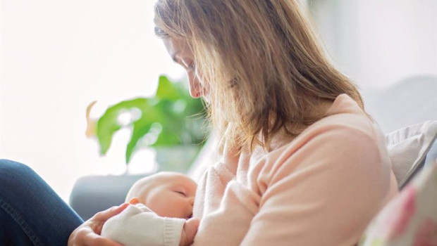 ep archivo una mujer da el pecho a su hijo ep archivo una mujer da el pecho a su hijo