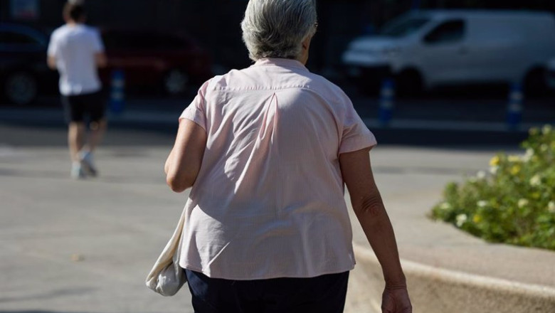 ep archivo una mujer jubilada caminando por una calle de madrid ep archivo una mujer jubilada caminando por una calle de madrid