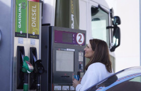 ep archivo   una mujer paga en una gasolinera autoservicio a 3 de enero de 2023 en sevilla andalucia