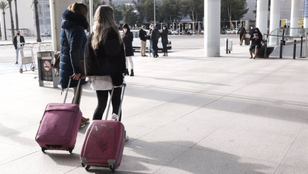 ep archivo - varias personas a las afueras del aeropuerto de palma