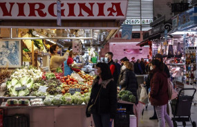 ep archivo   varias personas compran en un puesto de fruta y verdura en el mercado central de